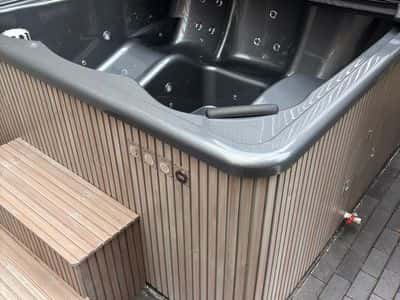 Quadratischer Hot Tub mit Liegesitz 220 cm 2