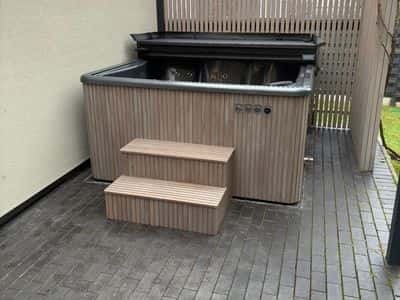 Quadratischer Hot Tub mit Liegesitz 220 cm 3