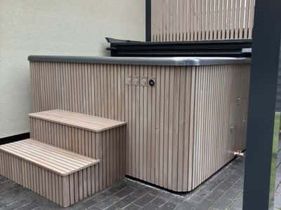 Quadratischer Hot Tub mit Liegesitz 220 cm 4
