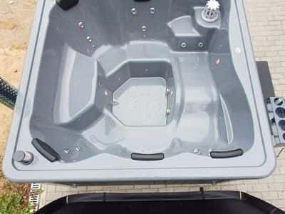 Quadratischer Hot Tub mit Liegesitz 220 cm 5