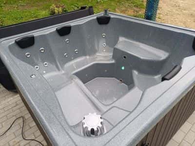 Quadratischer Hot Tub mit Liegesitz 220 cm 7