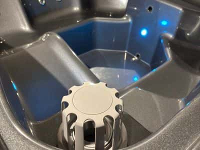 Quadratischer Hot Tub mit Liegesitz 220 cm 10