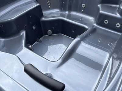 Quadratischer Hot Tub mit Liegesitz 220 cm 11