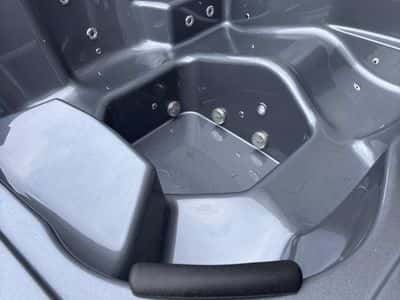 Quadratischer Hot Tub mit Liegesitz 220 cm 16