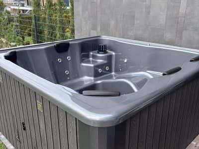 Quadratischer Hot Tub WPC 220 cm 2