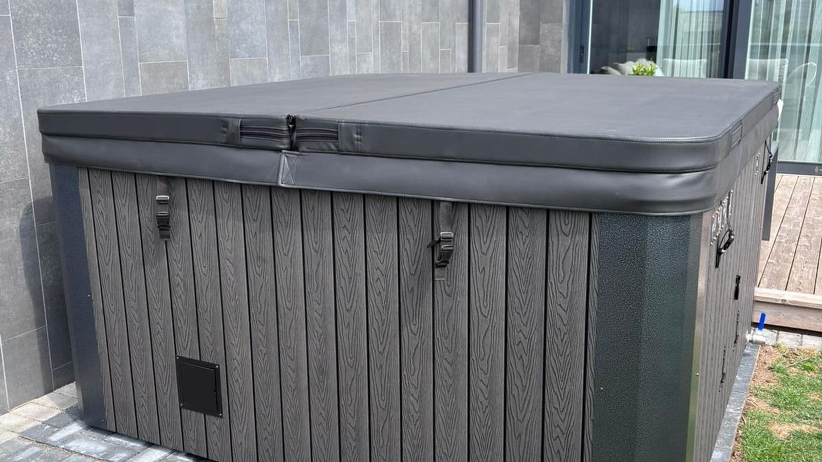 Quadratischer Hot Tub WPC 220 cm