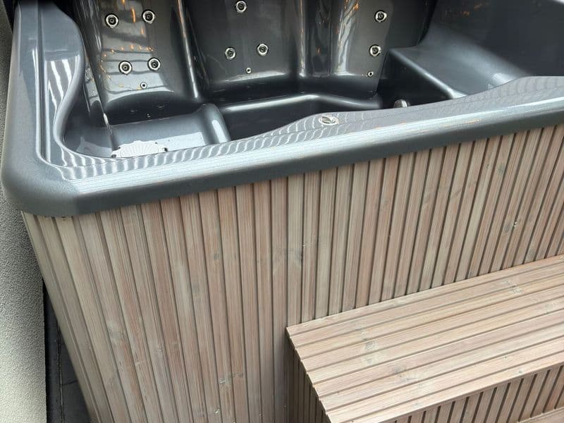 Quadratischer Hot Tub mit Liegesitz 220 cm
