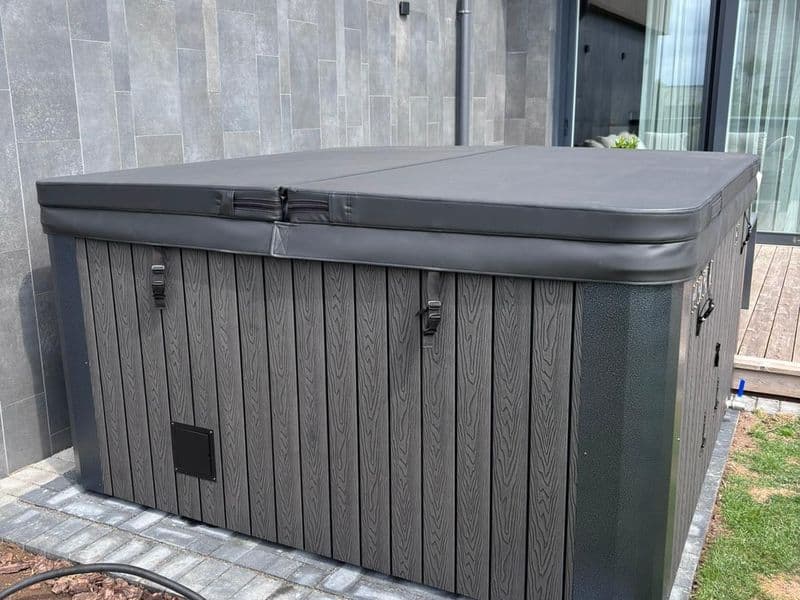 Quadratischer Hot Tub WPC 220 cm